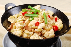 花菜炒肉家常菜摄影图片